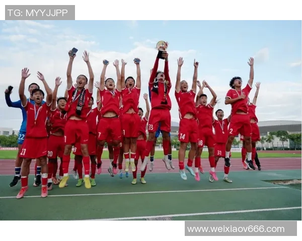 足球冠军传授技艺与智慧助力青少年成长之路